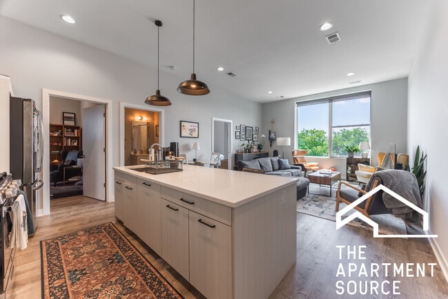 Building Photo - 2251 W Lawrence Ave