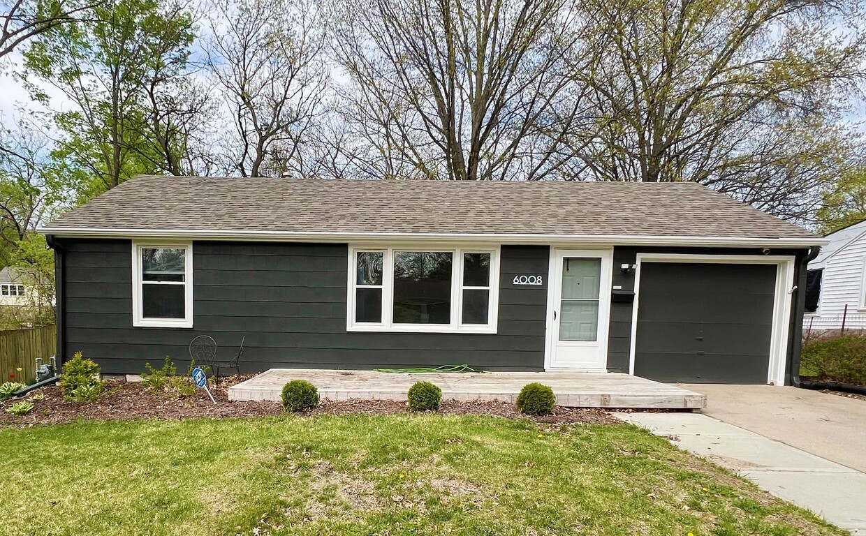 Primary Photo - Stylishly Renovated Shawnee Home – Move-In...