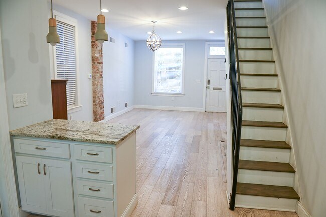 Building Photo - Amazing Open Concept 2 Bedroom on Muench