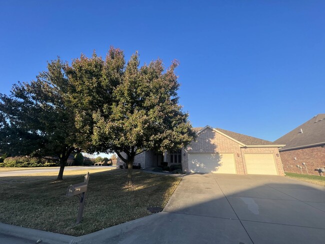 Building Photo - 4 Bedroom 2.5 Bath in Wild Horse Subdivision