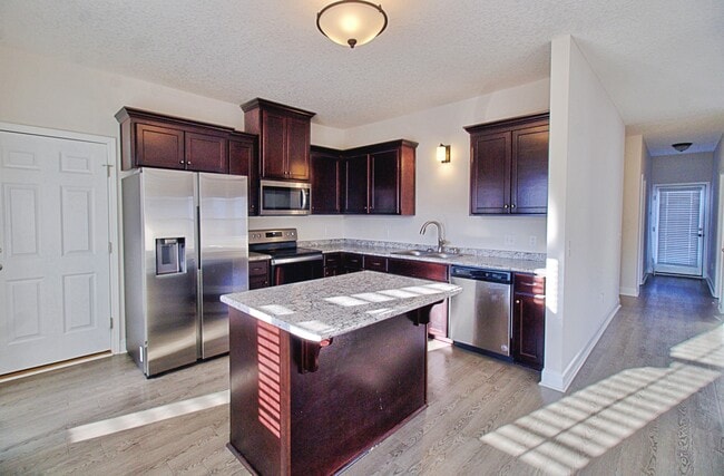 Foto del edificio - 223 Whipple Ave