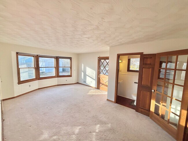 Foto del edificio - Spacious 3bd House | Driveway | Sunroom