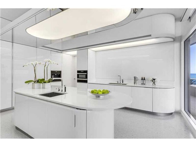 Building Photo - 3315 Collins Ave