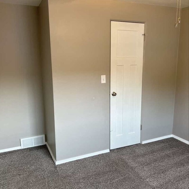 Building Photo - 1511 W 4th St