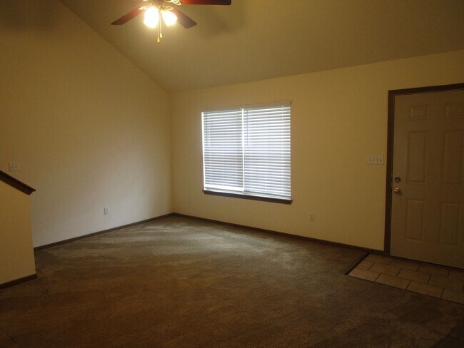 Foto del edificio - 605-607 Glenstone Dr.