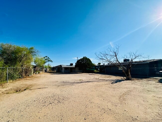 Foto del edificio - House with Gigantic Yard/Land! Spacious La...