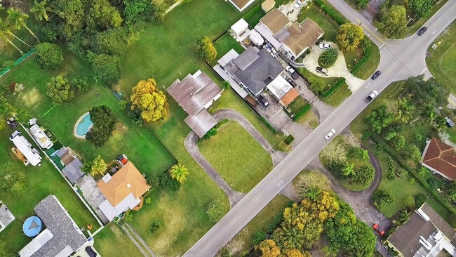 Foto del edificio - 13945 N Miami Ave