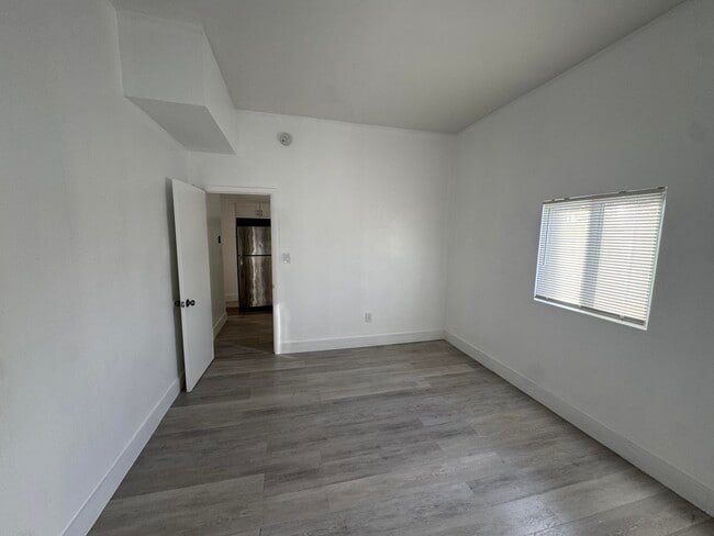 Building Photo - 516 49th St