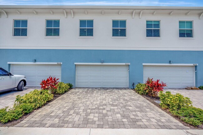 Building Photo - 4662 SE Manatee Way