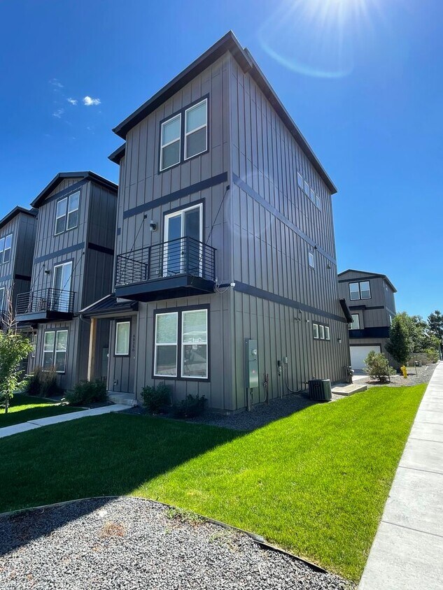 Primary Photo - Comfort and Convenience Await: Spacious 3-...