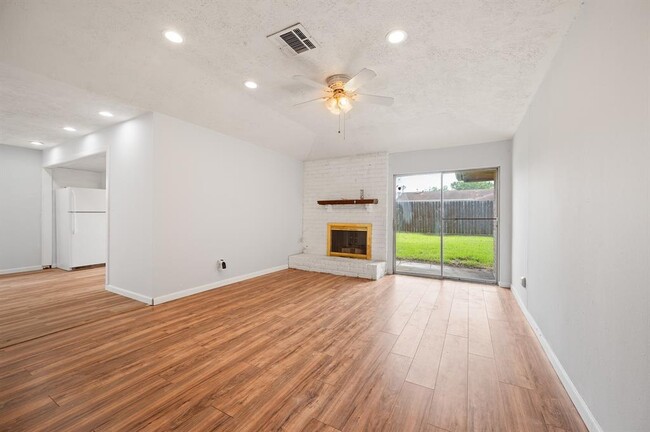 Building Photo - 13910 New Village Ln