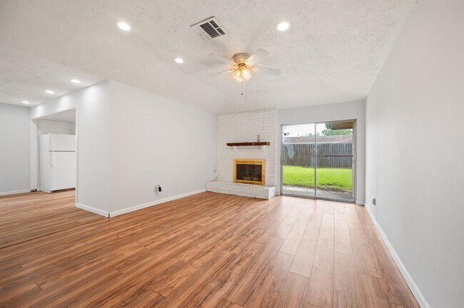 Foto del edificio - 13910 New Village Ln
