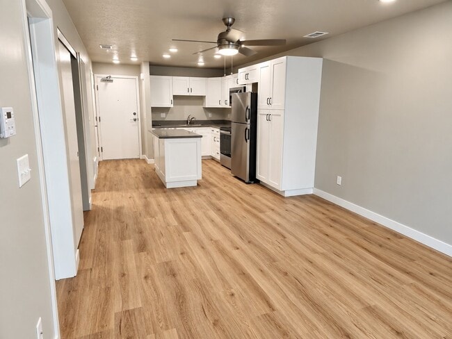Building Photo - 1032 E 400 S