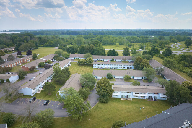 Foto del edificio - Long Pond Shores Waterfront Apartments