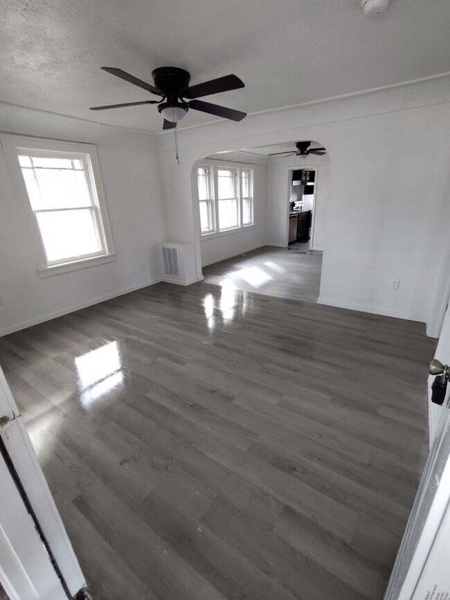 Building Photo - Remodeled 3 bedroom 2 full bath available now
