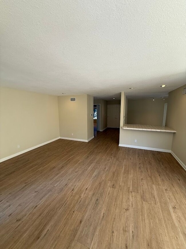 Building Photo - Beautiful 3 Bedroom 2 Bathroom West Hills Home! Great Location! Ready for Move-In!