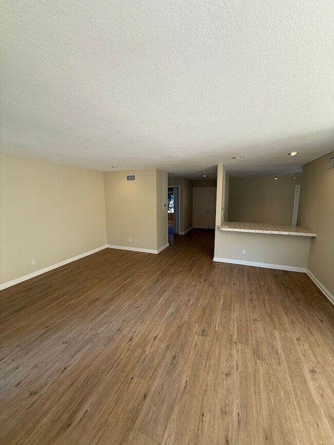 Foto del edificio - Beautiful 3 Bedroom 2 Bathroom West Hills Home! Great Location! Ready for Move-In!