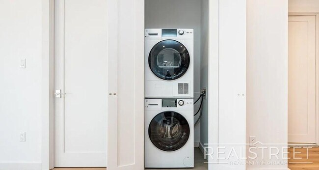 Foto del edificio - New Luxury Development in Prime Vinegar Hill