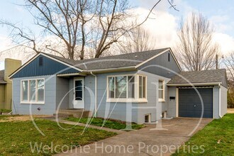 Building Photo - 24 NE Ash Ave