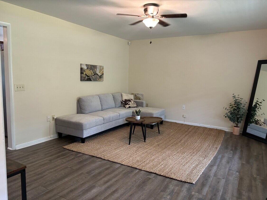 Foto principal - 1500 Rama Rd