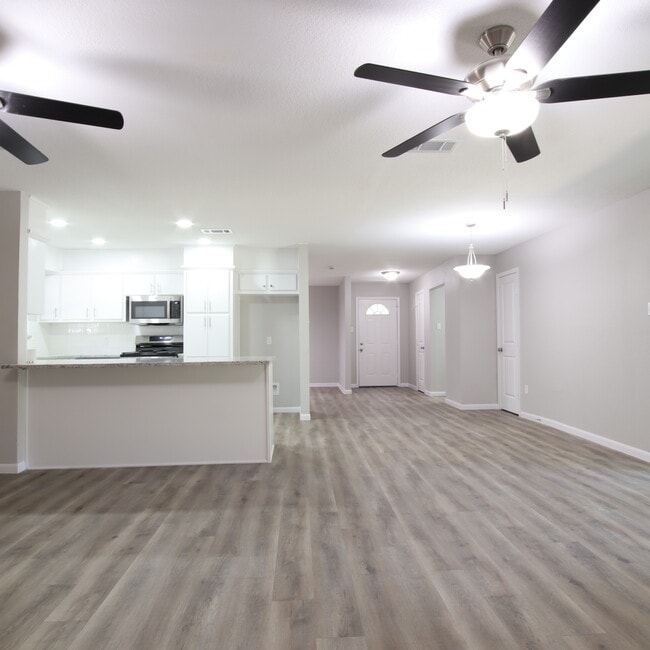 Building Photo - 3629 Venice Dr