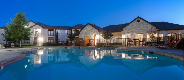 piscina en la noche - The Cove at Saddle Creek