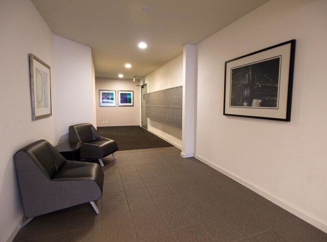 Building Photo - 727 Westbourne Dr