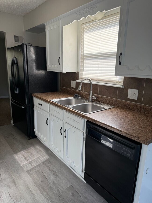 Foto del edificio - Spacious 3 Bedroom Home with Finished Base...