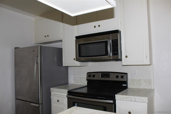 Building Photo - 811 W Nutmeg St