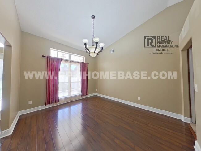 Foto del edificio - Spacious Elegance: 4-Bedroom Brick Home in...