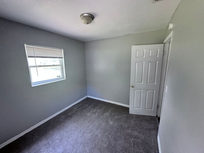 Building Photo - Roomy Home with Privacy, Outdoor Space & P...