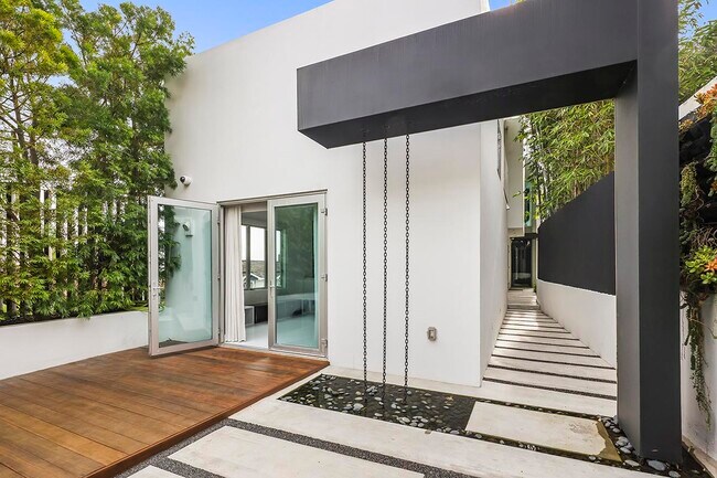 Entry - 1377 Miller Pl