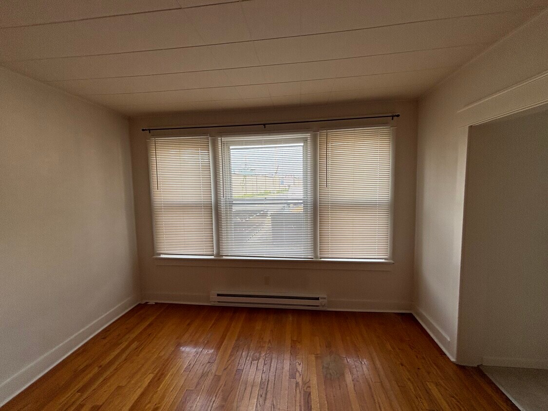 living room - 107 Montrose Ave