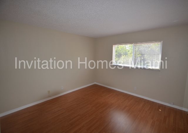Building Photo - 1400 NE 54th St