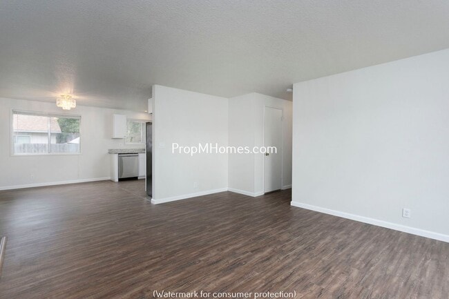 Building Photo - Quaint Ranch Style Home with Fenced Yard!