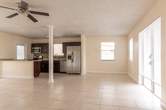 Building Photo - 170 SE Serenata Ct