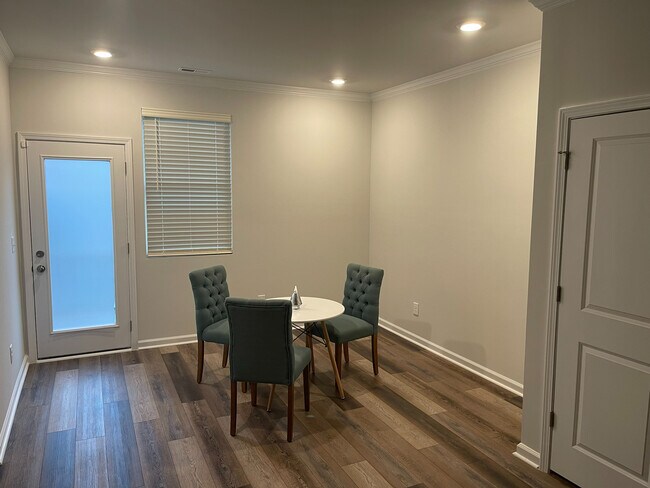 Building Photo - Room in Townhome on Astor Elgin St