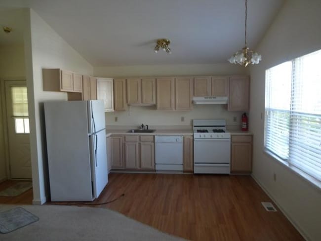 Building Photo - 7 Davis Ct