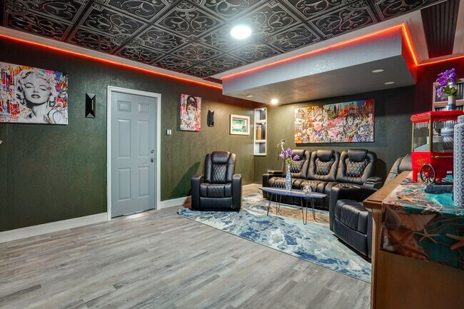 Foto del edificio - Fully Furnished 2BR/2BA Sarasota Home – Move-In Ready with Entertainment Room Near Siesta Key!