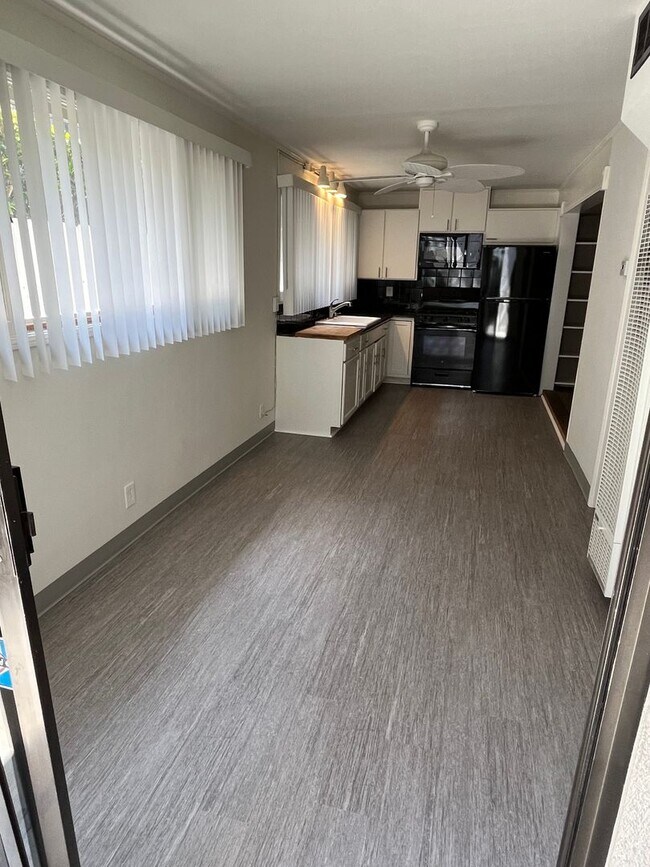 Building Photo - GREAT CORONA DEL MAR 1 BR/1 BA APT.