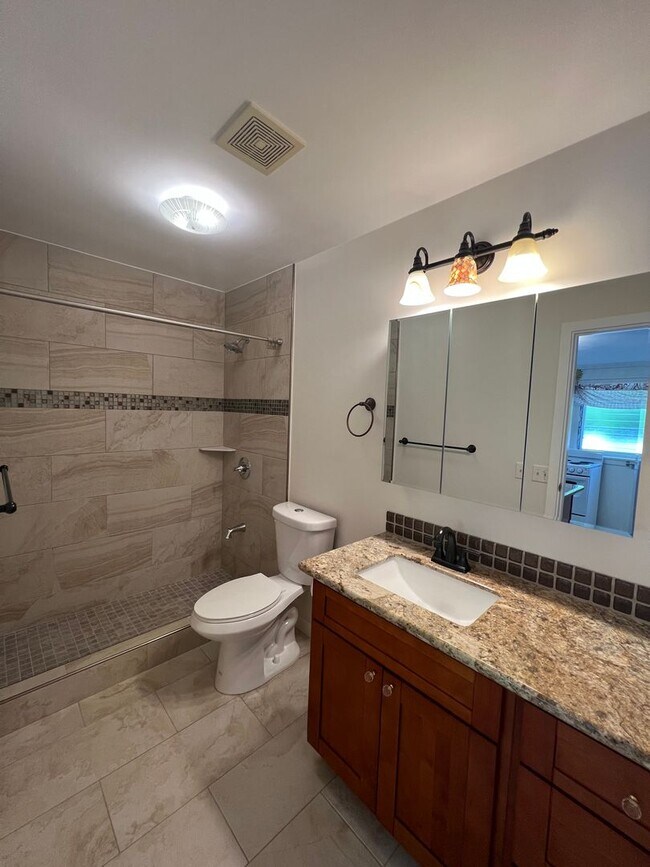 Foto del edificio - Recently renovated 1 bedroom, 1 bath, 1 parking in Palolo!