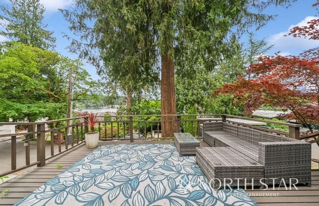 Building Photo - Stylish Mid-Century Modern with Stunning L...