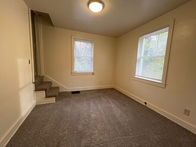 Building Photo - Large - 3 Bedroom House - Downtown Campus ...