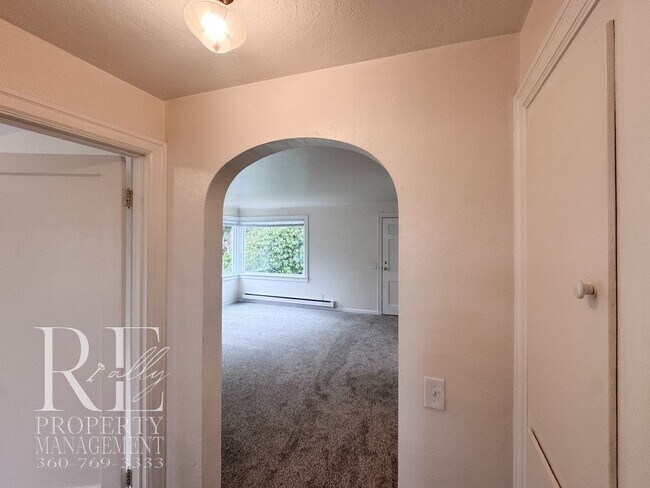 Building Photo - Bright Upper-Level Living On Callow