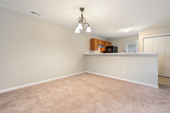 Foto del edificio - Charming 2-Bedroom Townhome in Prime Ralei...