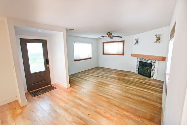 Foto del edificio - Modern 3 Bed Home for Rent in Riverside CA 92507 Garage Available