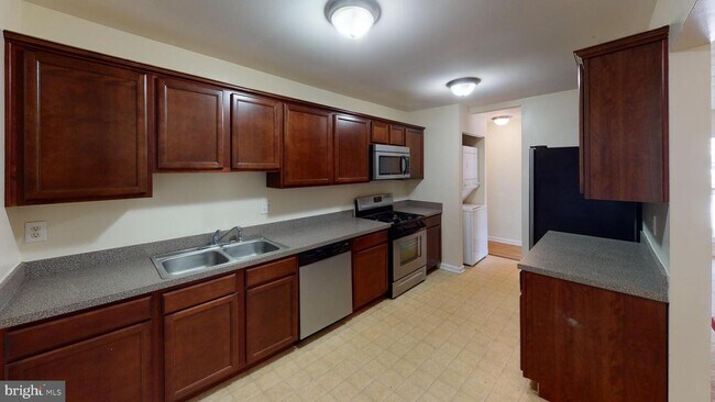 Building Photo - 1105 Cambridge Dr