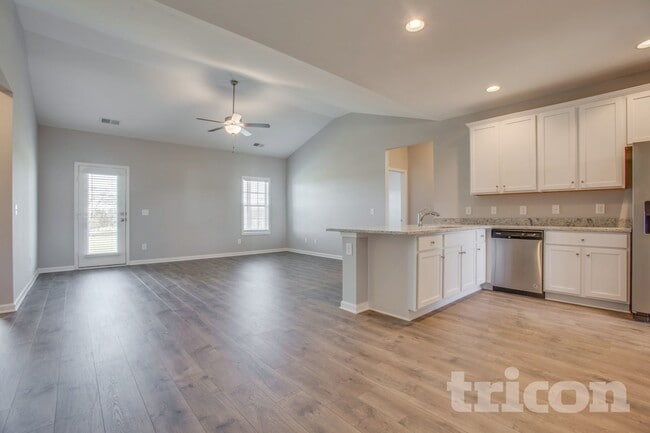 Building Photo - 913 Stokewood Pl