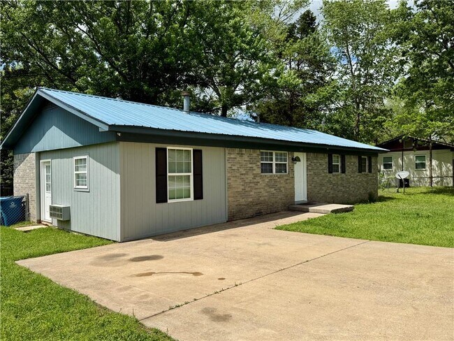 Building Photo - 339 Davis St