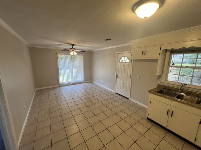 Building Photo - Beautifully remodeled 3-bedroom